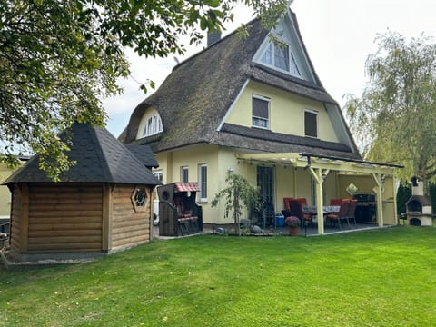 Reetdachhaus, Sauna Kota, Whirlpool u überdachter Terrasse in Groß Schwansee House in Ostholstein