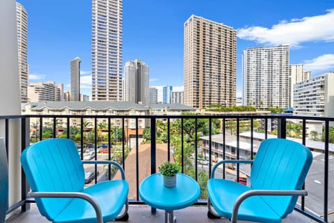 Property building, Patio, Day, View (from property/room), Balcony/Terrace, Seating area, City view