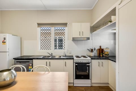 Cute & Cheerful! Close to CBD & Gorgeous Parkland! House in Toowoomba City