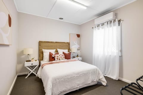 Cute & Cheerful! Close to CBD & Gorgeous Parkland! House in Toowoomba City