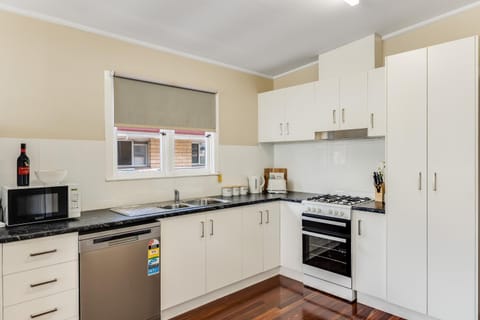 Light & Bright! 3 Bedroom Cottage, East Toowoomba! Casa in Toowoomba City