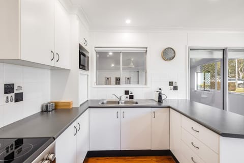 Eastside Haven - Central & Convenient! House in Toowoomba
