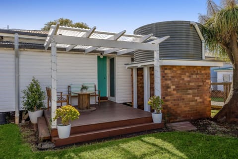 Cheerful, Cosy Cottage - Near Rose Garden! House in Toowoomba