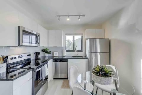 Modern & Beachy-Rlx space for 6ppl Condo in Oakland Park