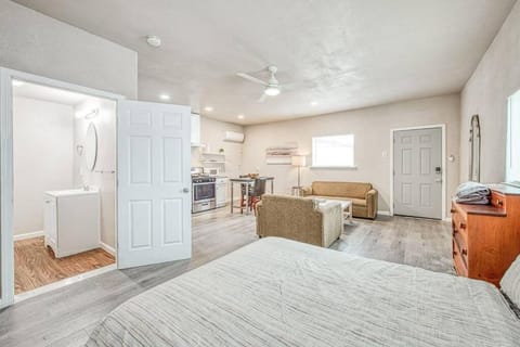 Bed, Photo of the whole room, fireplace