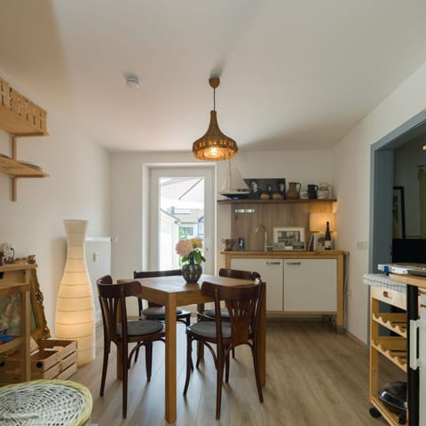 Kitchen or kitchenette, Dining area