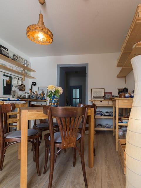 Kitchen or kitchenette, Seating area, Dining area