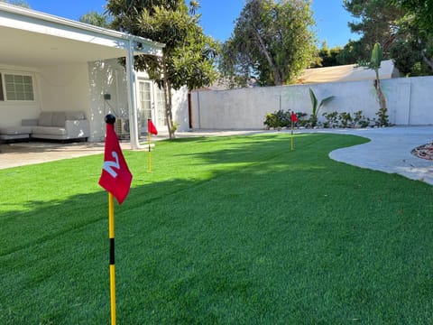 Modern 4 King Beds, Beautiful Large Backyard, Golf, WFH, Long Stays, WI-FI, FWY, 25 mins to Beach House in Newbury Park