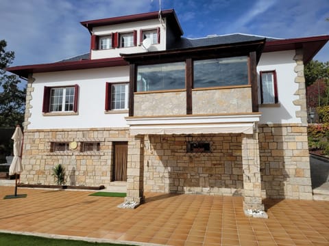 Property building, Day, Balcony/Terrace