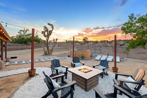 Alana House - Pool, Hot Tub, BBQ, Fire Pit and Walk to Hikes! home House in Joshua Tree