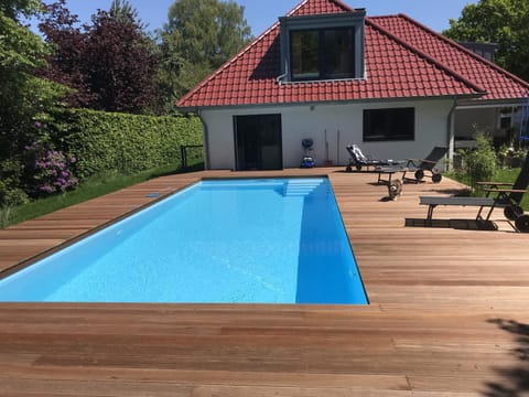 Property building, Day, Pool view, Swimming pool, sunbed