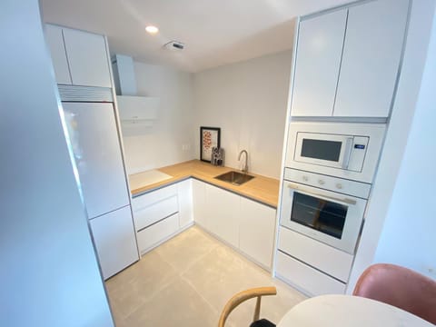 Kitchen or kitchenette, minibar, pet friendly, stove