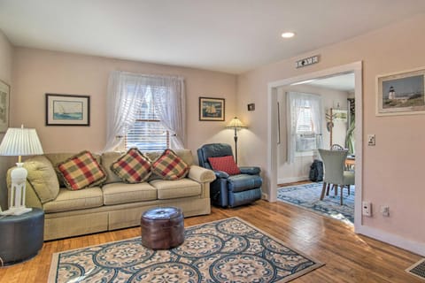 Pet-Friendly Hyannis Home with Stream Views! Maison in Hyannis