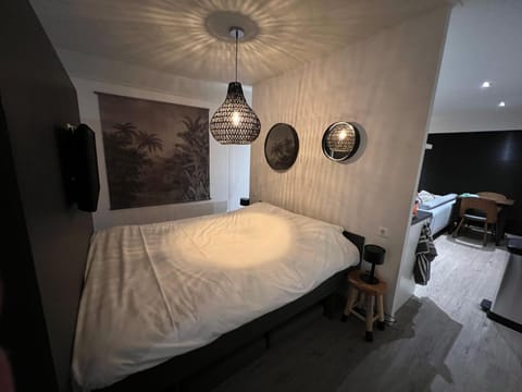 Bed, TV and multimedia, Bedroom