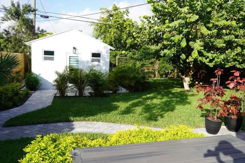 Breezy West Palm Beach Bungalow and Guesthouse House in West Palm Beach