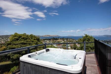 River View Holiday House Sleeps 8 10min to CBD House in Bellerive