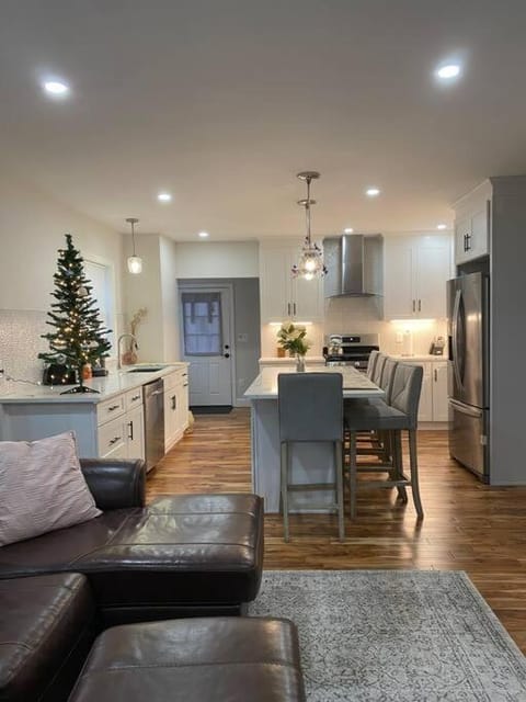 Stunning and Beautiful 4 beds, 3 bath house located in Quincy near Quincy Adam RED LINE transit Copropriété in Quincy