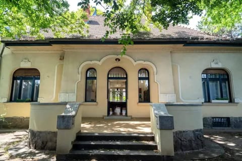 Magyaros-szecessziós Villa Condo in Budapest