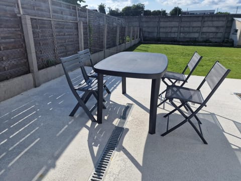 Patio, Day, Dining area