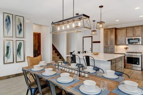 Kitchen or kitchenette, Dining area