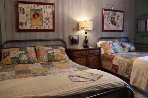 Acorn Hideaways Canton Beautiful 1890s Fashion Suite up to 6 Bed and Breakfast in Canton