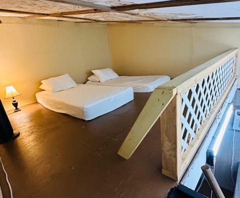 Acorn Hideaways Canton Gold Panner Bunkhouse King Bed Alojamiento y desayuno in Canton