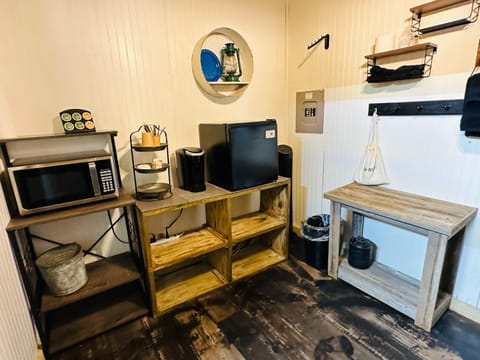 Acorn Hideaways Canton Gold Panner Bunkhouse King Bed Bed and Breakfast in Canton