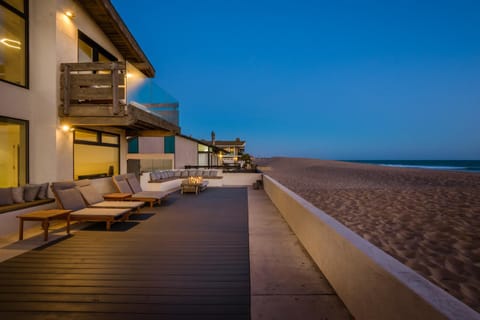 Luxury Modern Designer Beach House on Sand w/ Pool Villa in Pierpont Bay