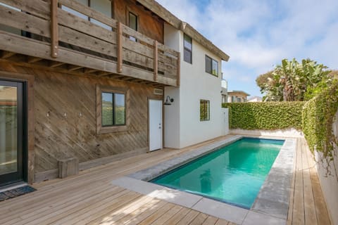 Luxury Modern Designer Beach House on Sand w/ Pool Villa in Pierpont Bay