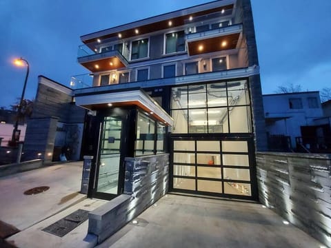 Beautiful Bright 3 Bed Townhouse Eigentumswohnung in Vancouver