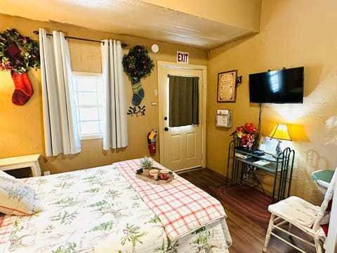 Acorn Hideaways Canton Delightful Christmas Suite Year Round Bed and Breakfast in Canton