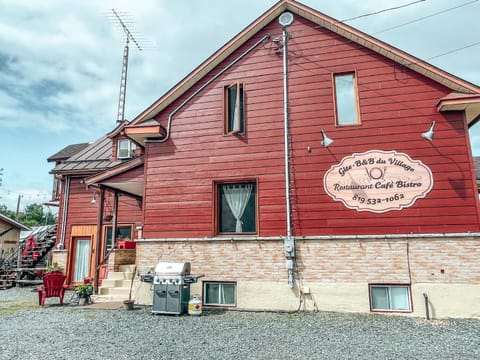 Gîte B&B du Village Bed and Breakfast in Shawinigan