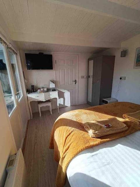 Private Lodge close to beaches and Goodwood Apartment in Bognor Regis