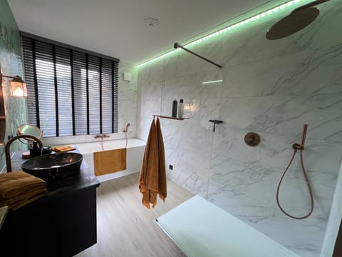 Bathroom, Bath, towels