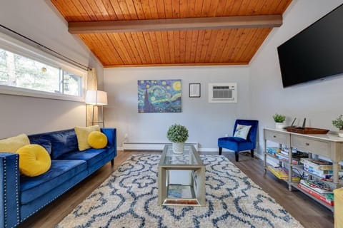 Van Gogh themed home-All Community Amenities Included! Casa in Middle Smithfield