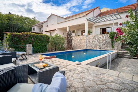 Property building, Patio, Day, Pool view, Swimming pool, sunbed