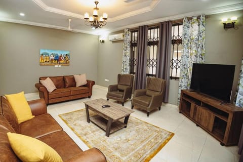 Luxurious home, perfect for a large or small group Apartment in Accra