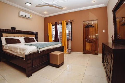 Luxurious home, perfect for a large or small group Apartment in Accra