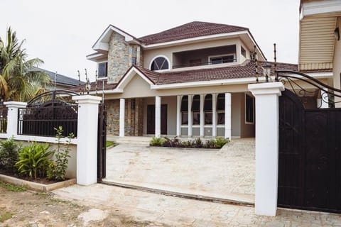 Luxurious home, perfect for a large or small group Apartment in Accra