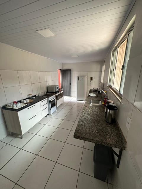 Kitchen or kitchenette, Dining area, minibar, stove