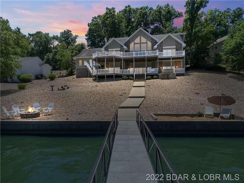 Amazing Vacation Home on the 56 MM, Dock, Water Toys, Fire Pit, 5 bedrooms/5 baths House in Lake of the Ozarks