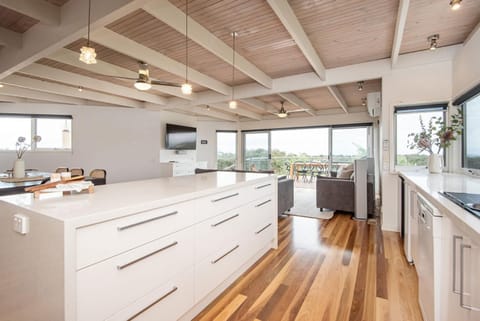 Blairgowrie Beach House - 180 degree views & lift Casa in Melbourne Road