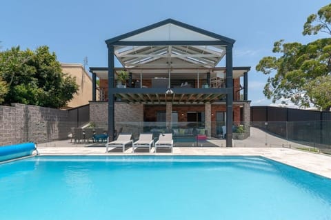 Lake Front Home - 4 Bedrooms - Pool & Jetty Maison in Lake Macquarie
