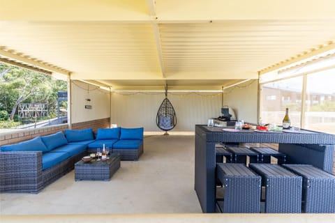 Galoola Hidden Gem, 2 97 Galoola Drive, Pet friendly, Rooftop outdoor area with spectacular views, Wi-Fi and air conditioning House in Corlette