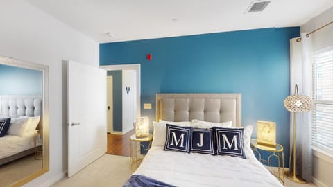 Blue 2 Bed 2 Bath Executive Suite Near Train # 305 Apartment in Malden