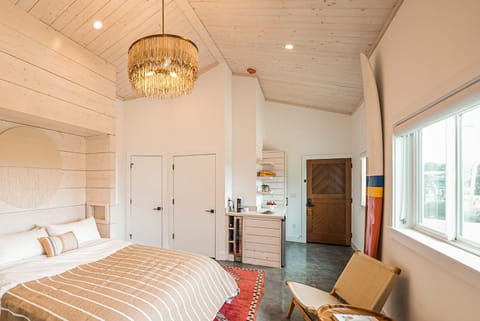 Funboard Room includes King Bed and Mini Kitchenette Maison in Stinson Beach