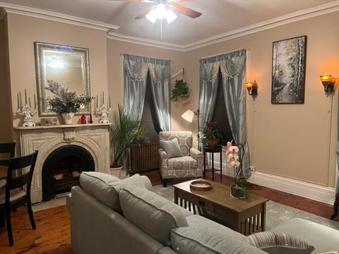 1 Br Private Victorian Apt in convenient City location on 5 acre, sleeps 4 Copropriété in Poughkeepsie