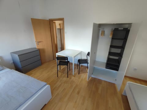 Monter24- KH01 Großes Apartment, Monteur Wohnung, 5 Personen, 3 Schlafzimmer, Parkplatz Condo in Bad Kreuznach