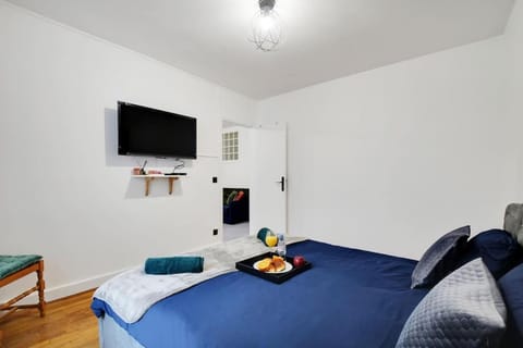 Bed, TV and multimedia, Photo of the whole room, Bedroom