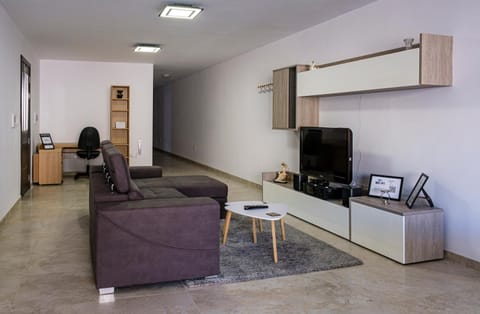 Modern 3 bedroom Apartment in Luqa (Sleeps 6) Condominio in Malta